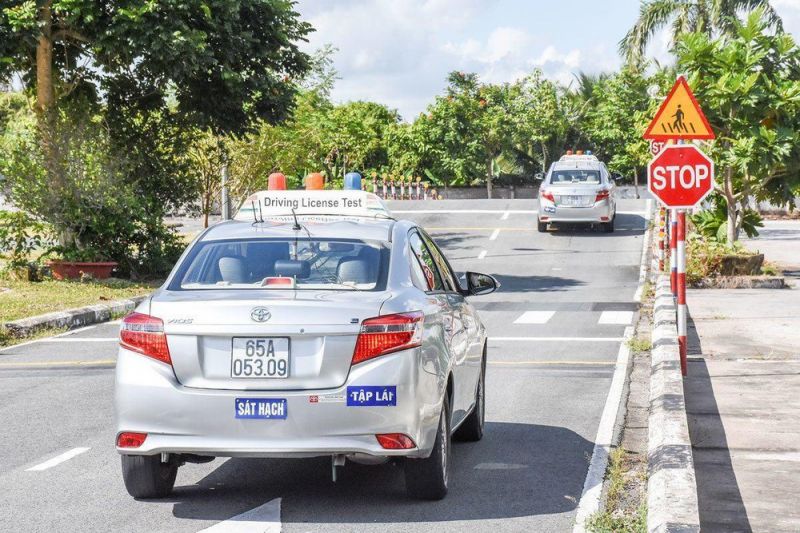 Học lái xe taxi học bằng gì, lái xe tải cần bằng gì ?